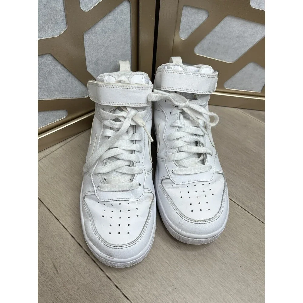 Nike Boys Court Borough Mid 2 sz 5.5 y youth White Basketball Shoes Snea…